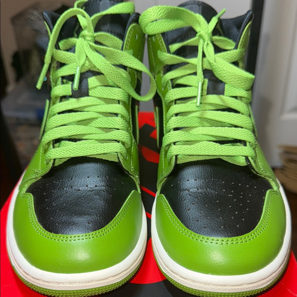 Women Nike Air Jordan Retro Green and Black High-Top Sneakers Sz9